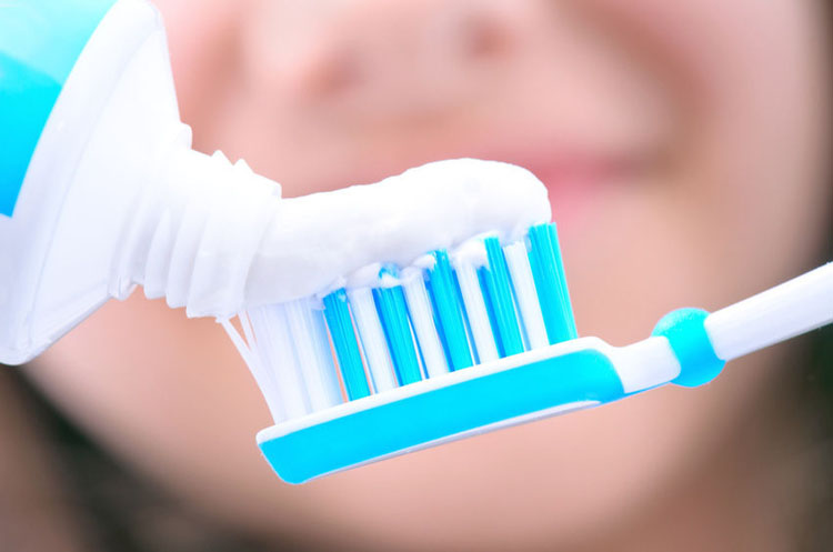 Как действует отбеливающая зубная паста?